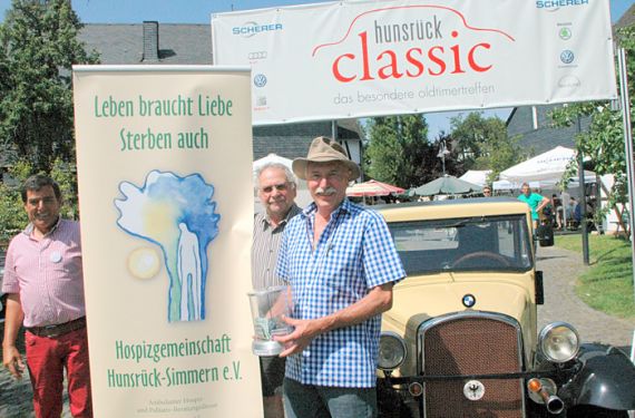 Erfolgreiche Spendenaktion: Erwin Lohr (links) und Manfred Fellenzer (rechts) bei der Spendenübergabe